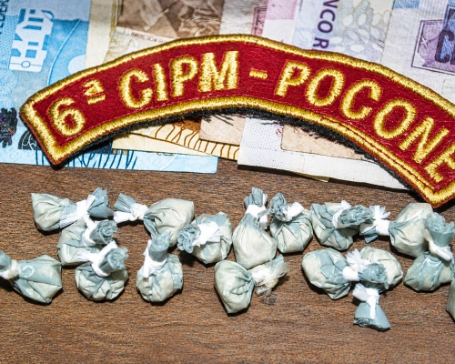 Polícia Militar apreende drogas em quintal de residência na cidade de Poconé. Suspeitos fogem